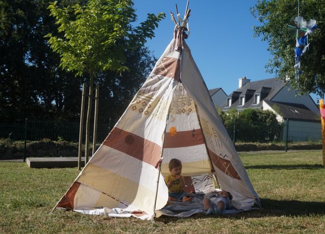 Juillet, Lézards au jardin : tipis sensoriels